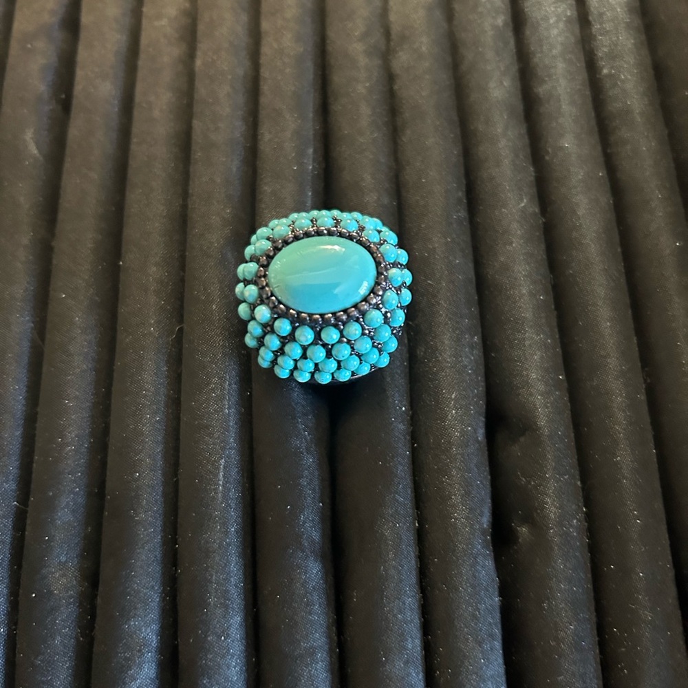 Pretty fake turquoise looking ring, stretchable band.